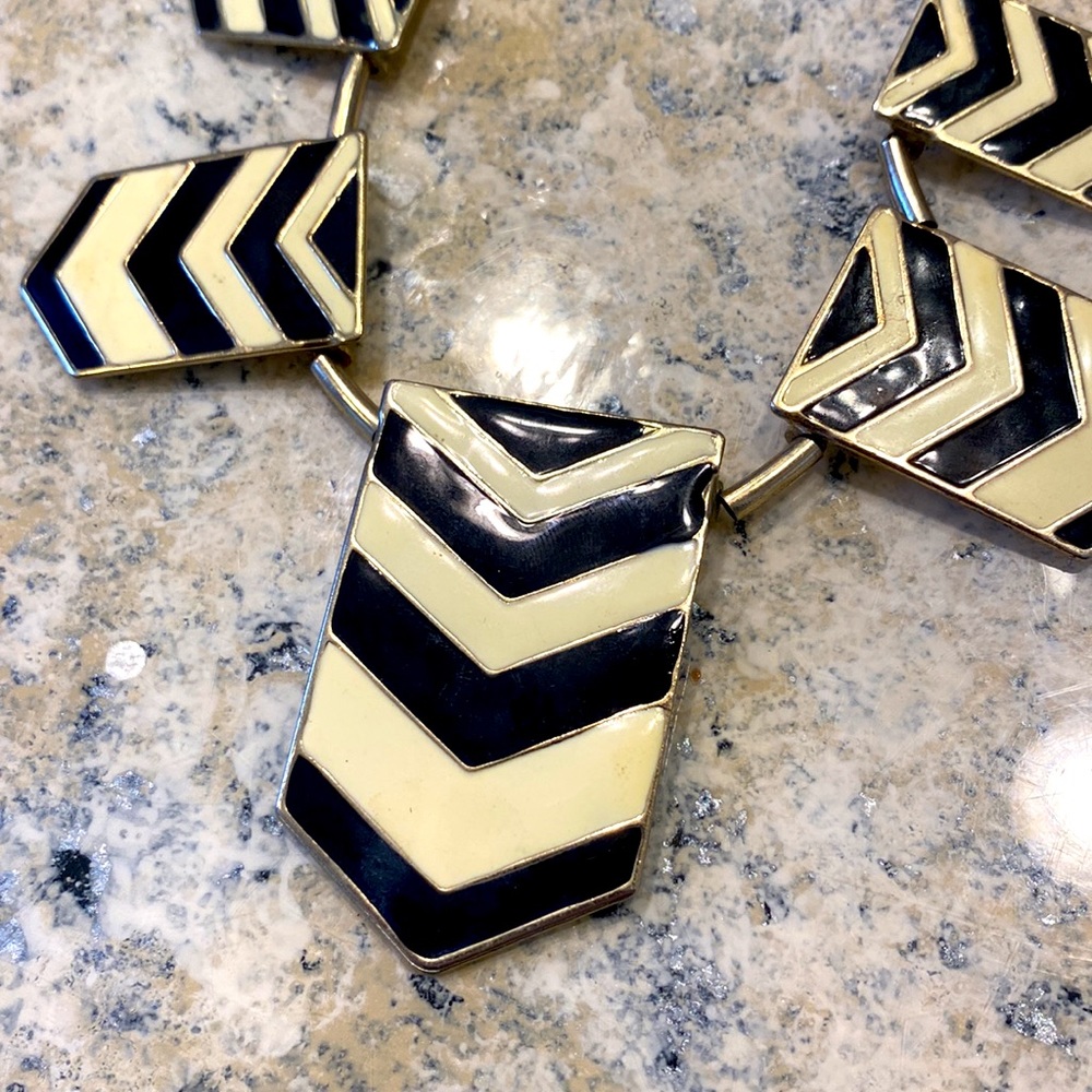 Retro Style Statement Necklace - Picture 3 of 3